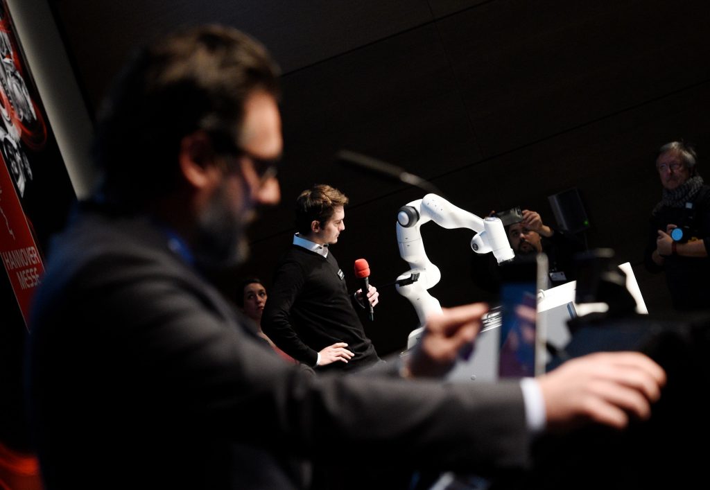 Lernfähiger MRK-Roboter für Montageaufgaben 1 HANNOVER MESSE Preview 2017