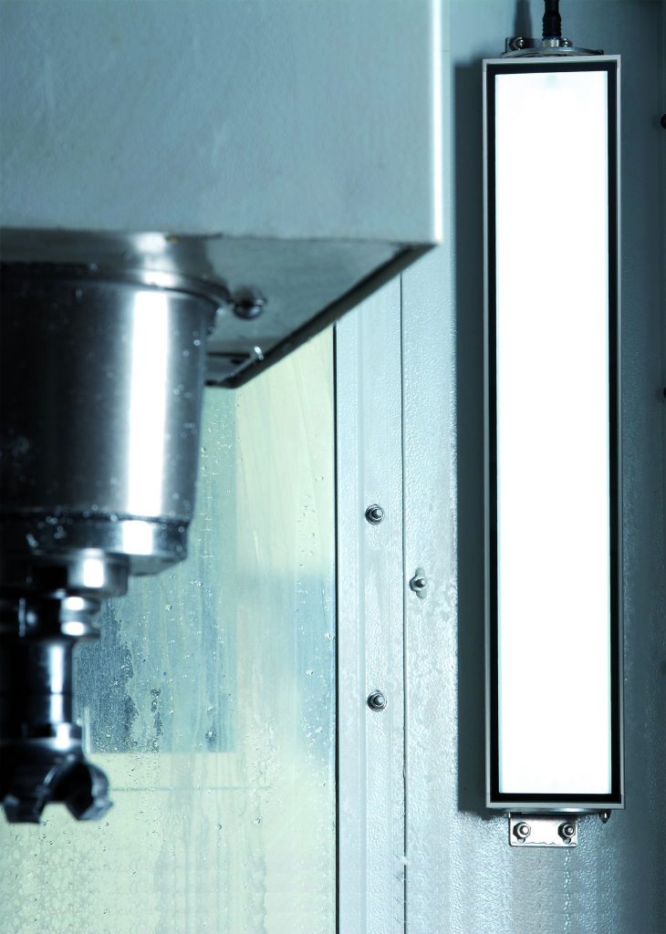 Neue industriegerechte Beleuchtungslösungen in LED-Technik 1 Bis zur Schutzklasse IP X9 trotzt die CNC-geeignete Flächenleuchte FIELDLED II auch rauesten Produktionsumgebungen.
