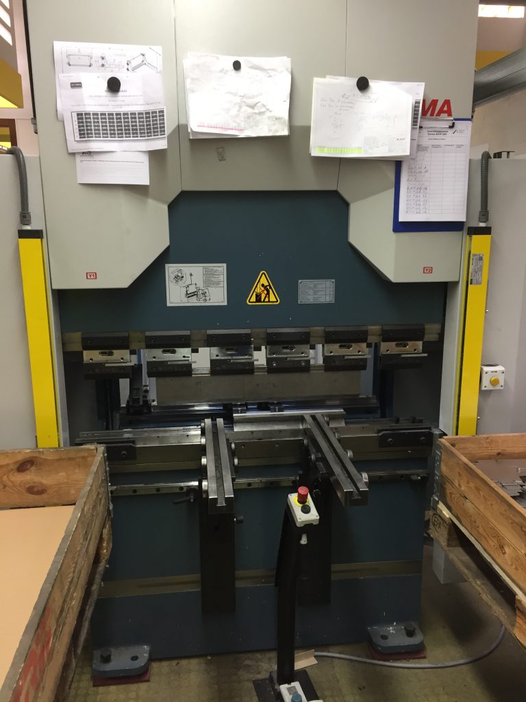 Schutz vor Arbeitsunfällen 2 Neben einem Sicherheitslichtvorhang kommt ein Abkantpressenabsicherungsystem sowie eine Sicherheitssteuerung zum Einsatz.