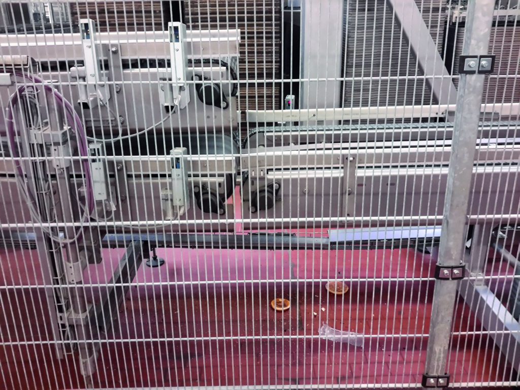 Damit die SPS nicht der Schlag trifft 1 Fehlt die Verbindung zwischen den beiden Rollenbahnen, dann fließt der Entladestrom über die Datenleitungen der Sensorik