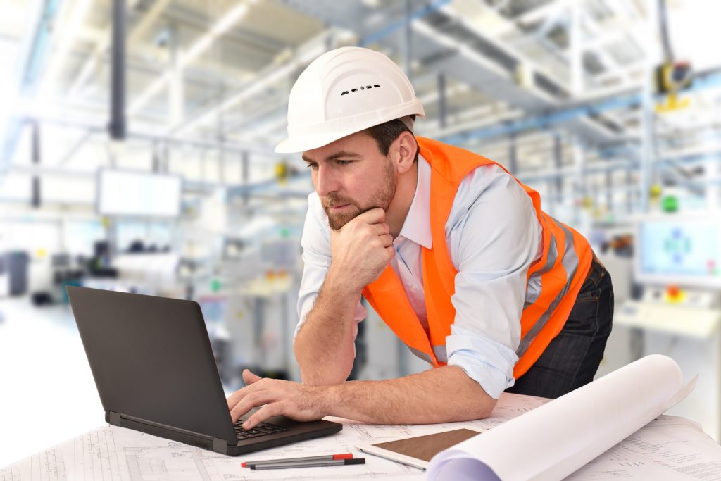 Digitale Integration auf allen Ebenen 2 Ingenieur in einer Industrieanlage engineering