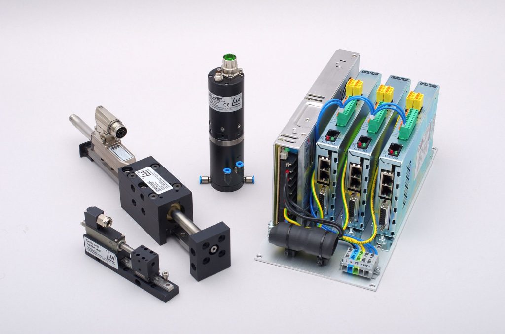 Komplett bestückt und verdrahtet in den Schaltschrank 2 Die neuen PosiPac-Einheiten von Jung lassen sich mit den Aktuatoren der Serien QuickDynamic (l.), HighDynamic und ForTorque (m.) beliebig kombinieren.