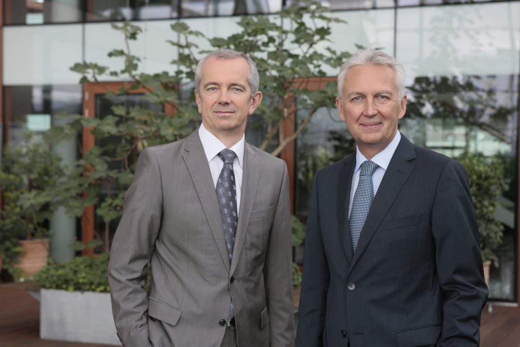 Keba übernimmt Kemas 1 Vorstandsteam KEBA AG (v.l.n.r)
Franz Höller, Vorstand
Gerhard Luftensteiner, Vorstandsvorsitzender