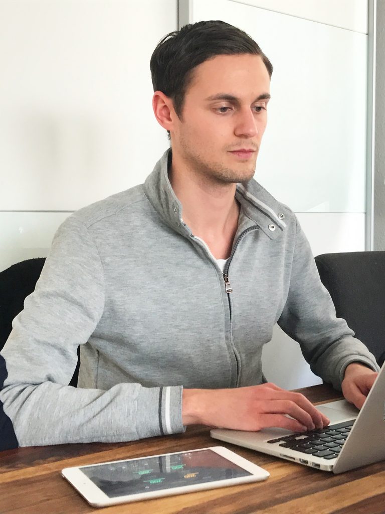 Neues Konzept für mobile Maschinenbedienung 3 Kevin Rothweiler arbeitet an Scope.