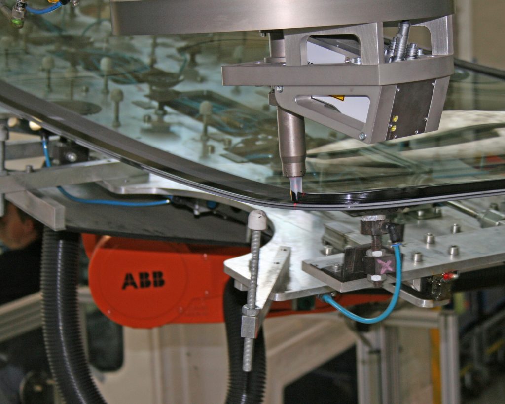 Messen im (Fertigungs-)Takt 2 Mittels Laser-Scanner wird der Klebeauftrag bei Fahrzeugscheiben geprüft und ein 3D-Abbild der Kleberaupe erstellt.