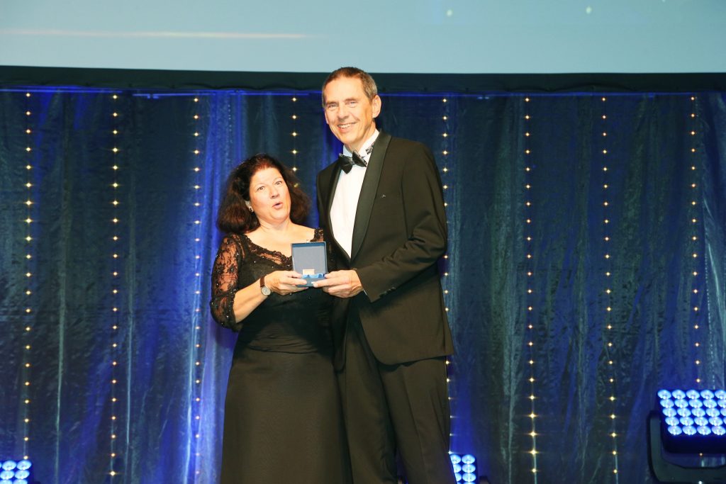 Michael Koch GmbH wird ausgezeichnet 1 Christine und Michael Koch bei der Verleihung der Premier-Ehrenplakette: Überraschung und Freude pur