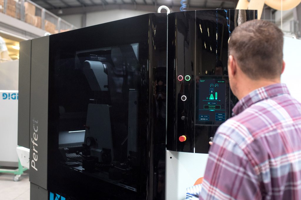 So fern und doch ganz nah 2 Sämtliche Funktionen der Schleifmaschine lassen sich von einem um 90 Grad schwenkbarem Multitouchpanel aus steuern.