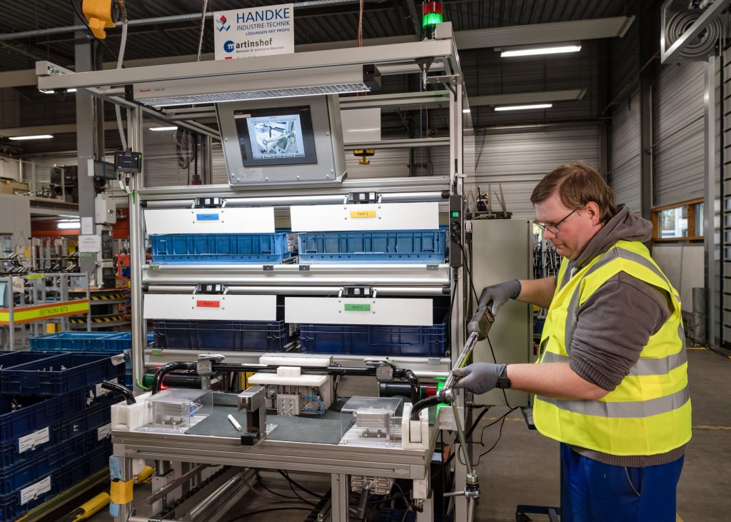 Handarbeit trifft Automatisierung 1 Aufgrund des Poka-Yoke-Controllers konnte bestehende Technik – in diesem Fall ein digitaler Drehmomentschlüssel – problemlos in den fehlerfreien Ablauf integriert werden.