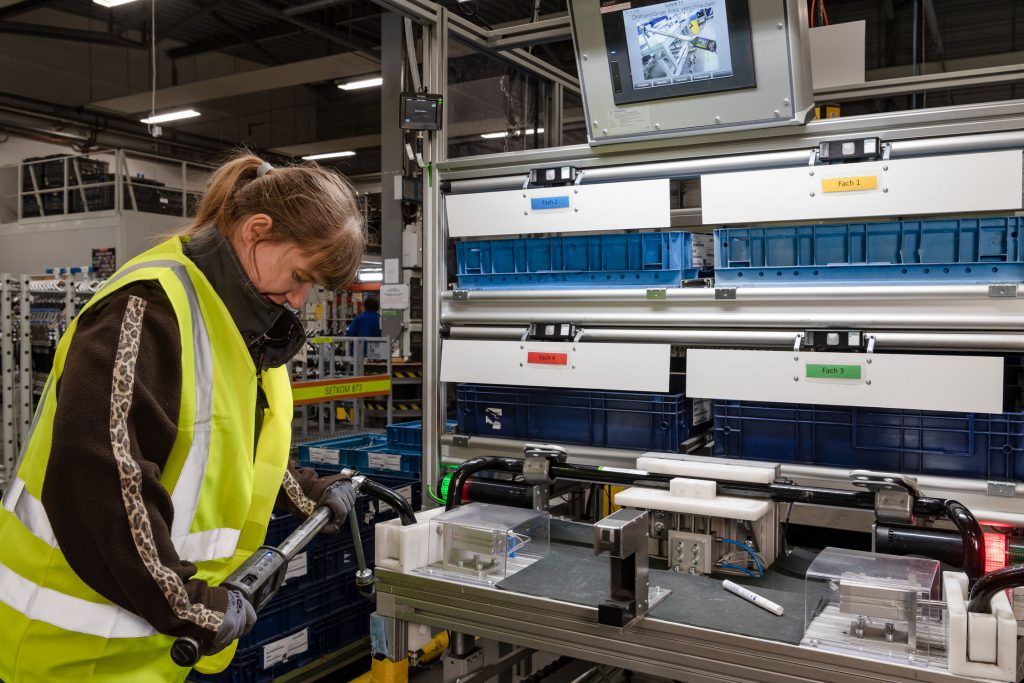 Handarbeit trifft Automatisierung 2 Aufgrund des Poka-Yoke-Controllers konnte bestehende Technik – in diesem Fall ein digitaler Drehmomentschlüssel – problemlos in den fehlerfreien Ablauf integriert werden.