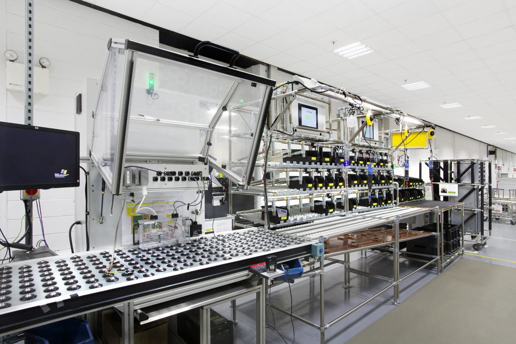 Keine Chance dem Fehlerteufel 1 Die neuen geführten Fertigungslösungen von Mitsubishi Electric verhindern u.a. Fehler bei manuellen Greifvorgängen und steigern so die Qualität.