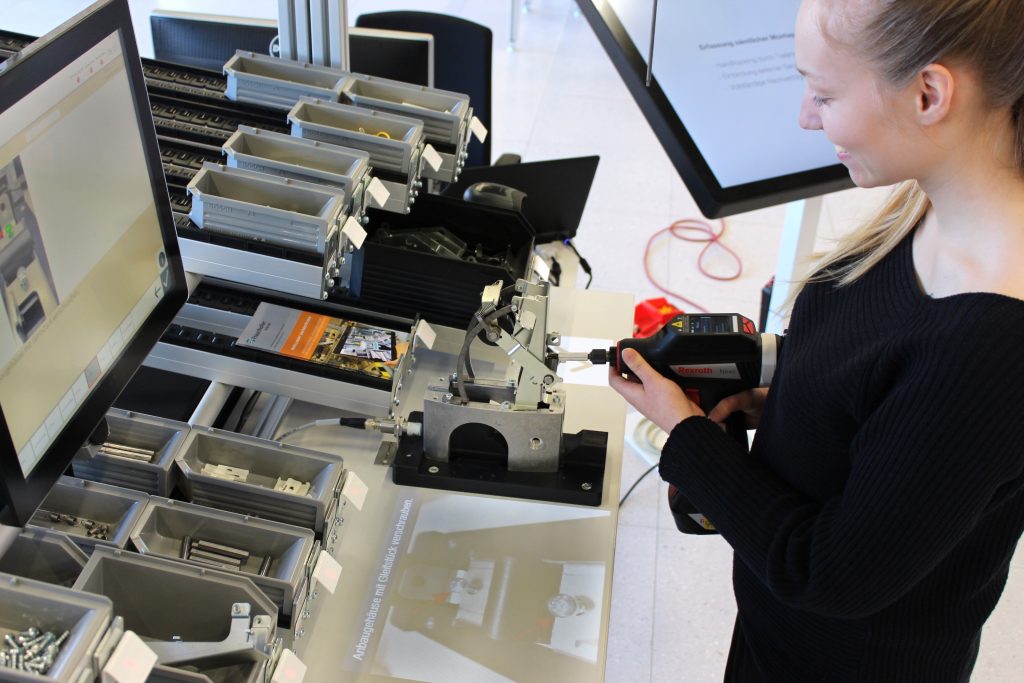 Produktion auf drei Messeständen 4 Intelligente Assistenzsysteme und Werkzeuge unterstützen den Werker interaktiv bei einem Montagevorgang und leiten ihn beispielsweise über Projektionen durch die Arbeitsschritte.