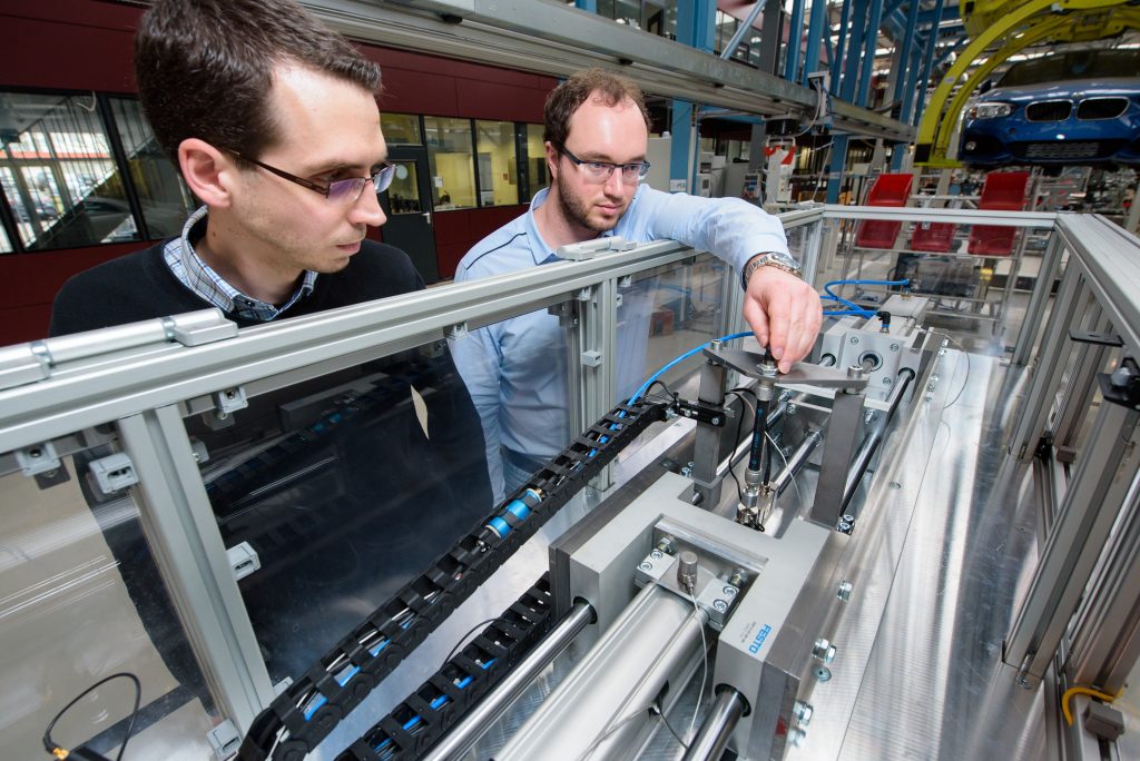 Damit Industrieroboter nicht heiß laufen 2 Nikolai Helwig (l.) und Tizian Schneider, wissenschaftliche Mitarbeiter von Professor Andreas Schütze, testen das Früherkennungsprogramm an einem elektromechanischen Zylinder.