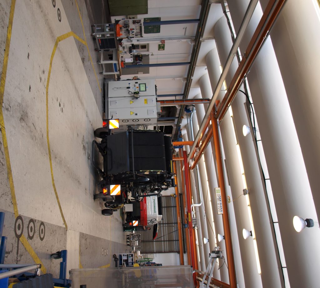 Ohne Barrieren sicher geprüft 4 Unter der Hallendecke montiert überwacht das dreidimensionale sichere Kamerasystem SafetyEye von Pilz den gesamten Prüfprozess aus der Vogelperspektive.