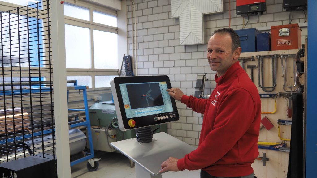 Sicherheit für Mensch und Maschine 3 Bauspengler und Maschinenbediener Bruno Bühler am Steuerpult