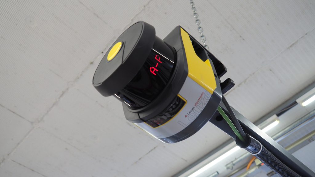 Sicherheit für Mensch und Maschine 4 Sicherheits-Laserscanner übernimmt die Überwachung aus der Vogelperspektive