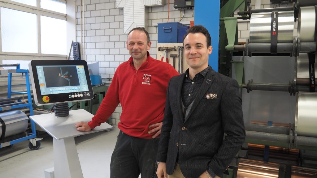 Sicherheit für Mensch und Maschine 6 Bruno Bühler (Bühler - Bedachungen und Bauspenglerei) und Tobias Wüst
(Leuze electronic) sind überzeugt von dem bei Bühler umgesetzten Safety-Konzept