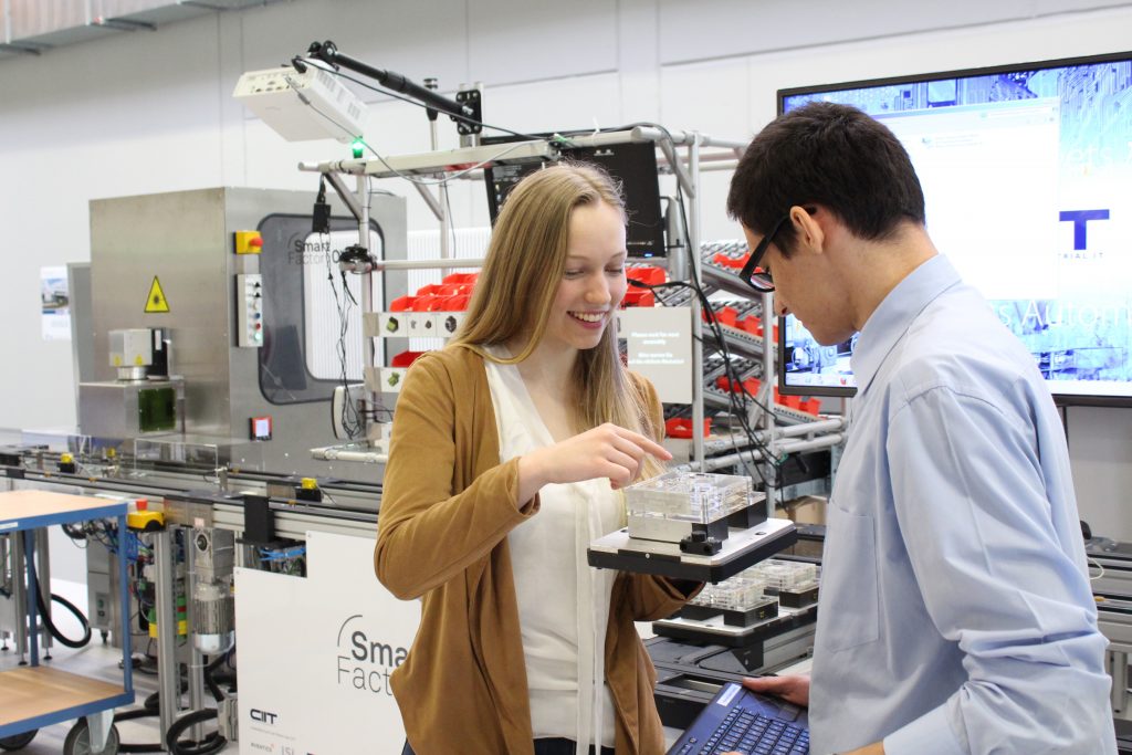 Produktion auf drei Messeständen 1 Über ein digitales Produktgedächtnis in den Werkstückträgern können beispielsweise Auftragsdaten verfolgt und nachträglich verändert werden sowie Anlageninformationen ausgelesen werden.