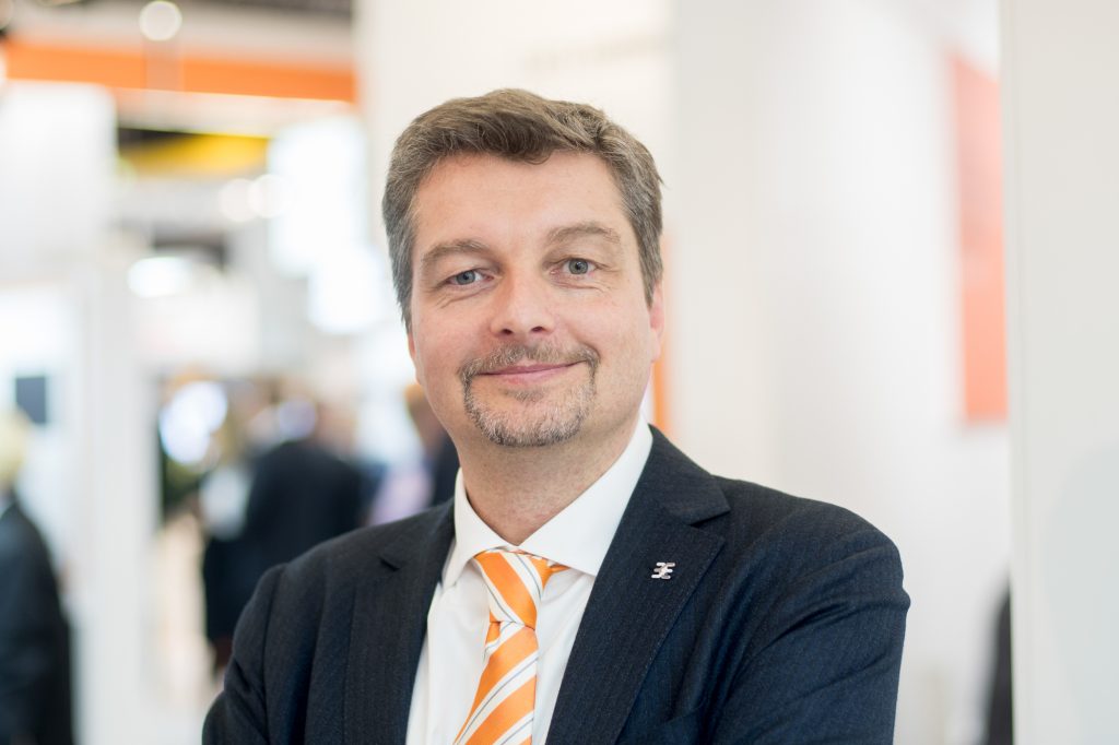 Automatisierungslösung mit Web-based Engineering 3 PKF6270