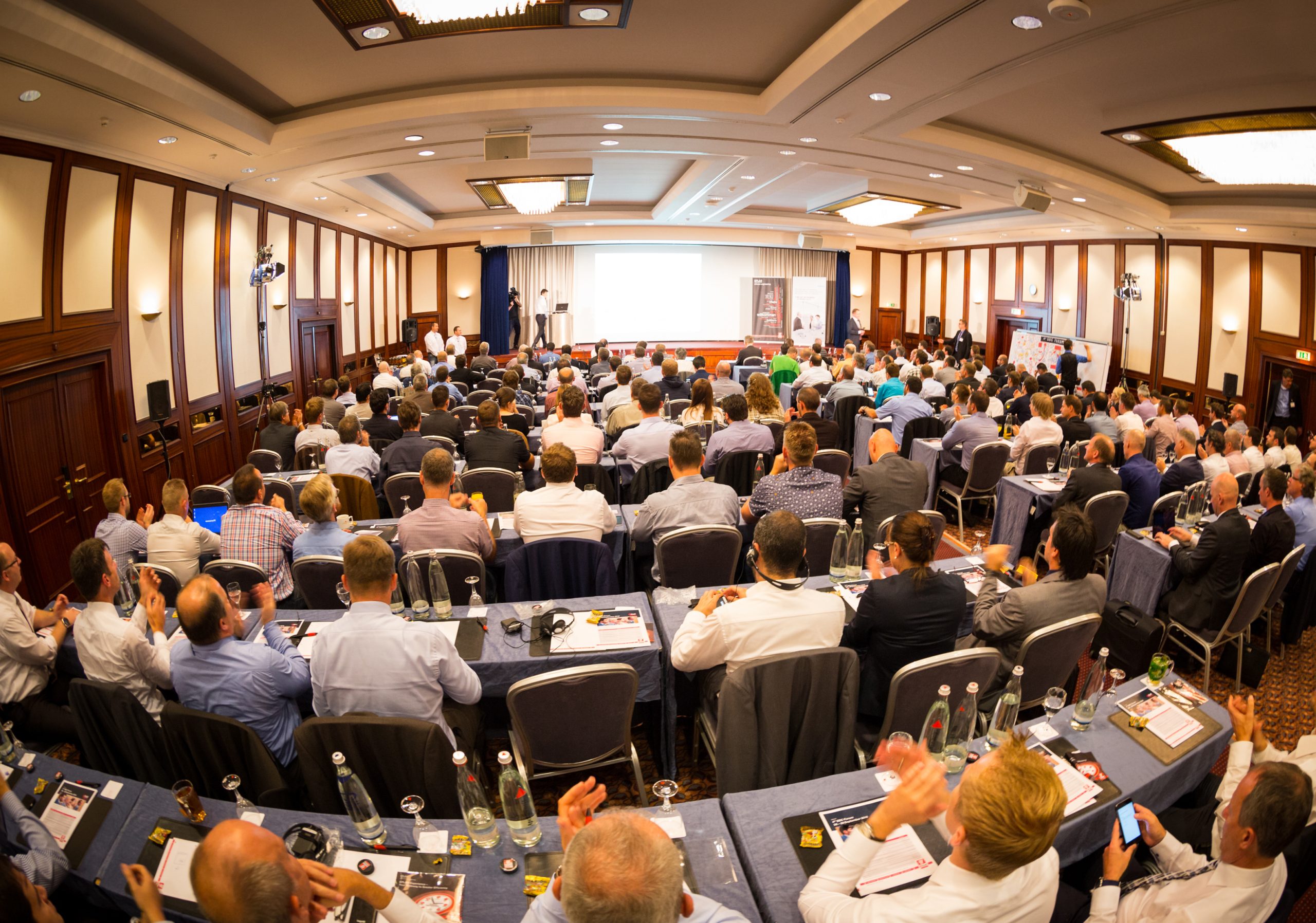 Reger Austausch beim 4. EEC-Forum 2 Reger Austausch beim 4. EEC-Forum