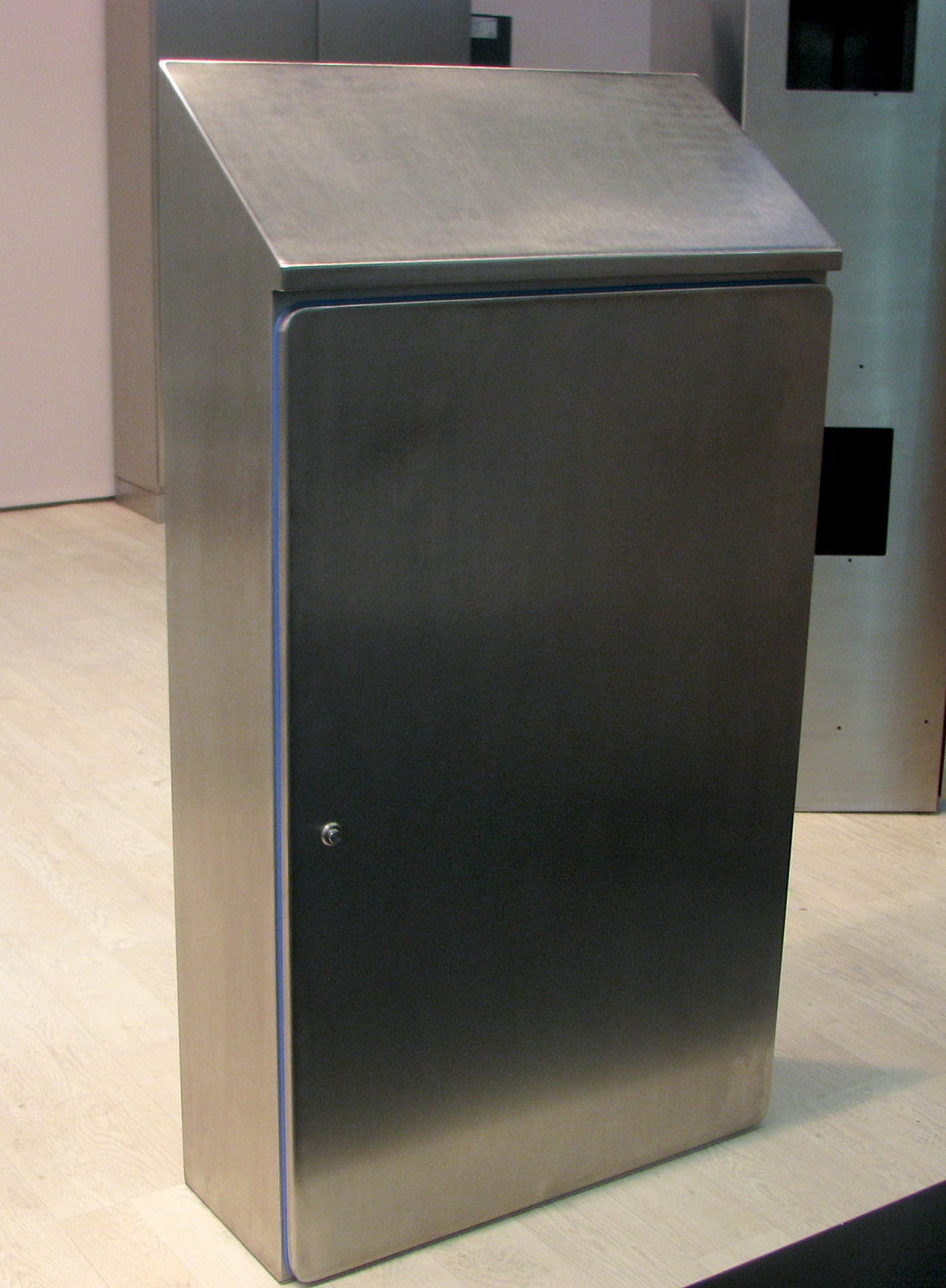 Neuer Service deckt Schwachstellen bei Gehäuse- und Schaltschrankkonstruktion auf 2 Neuer Service deckt Schwachstellen bei
Gehäuse- und Schaltschrankkonstruktion auf