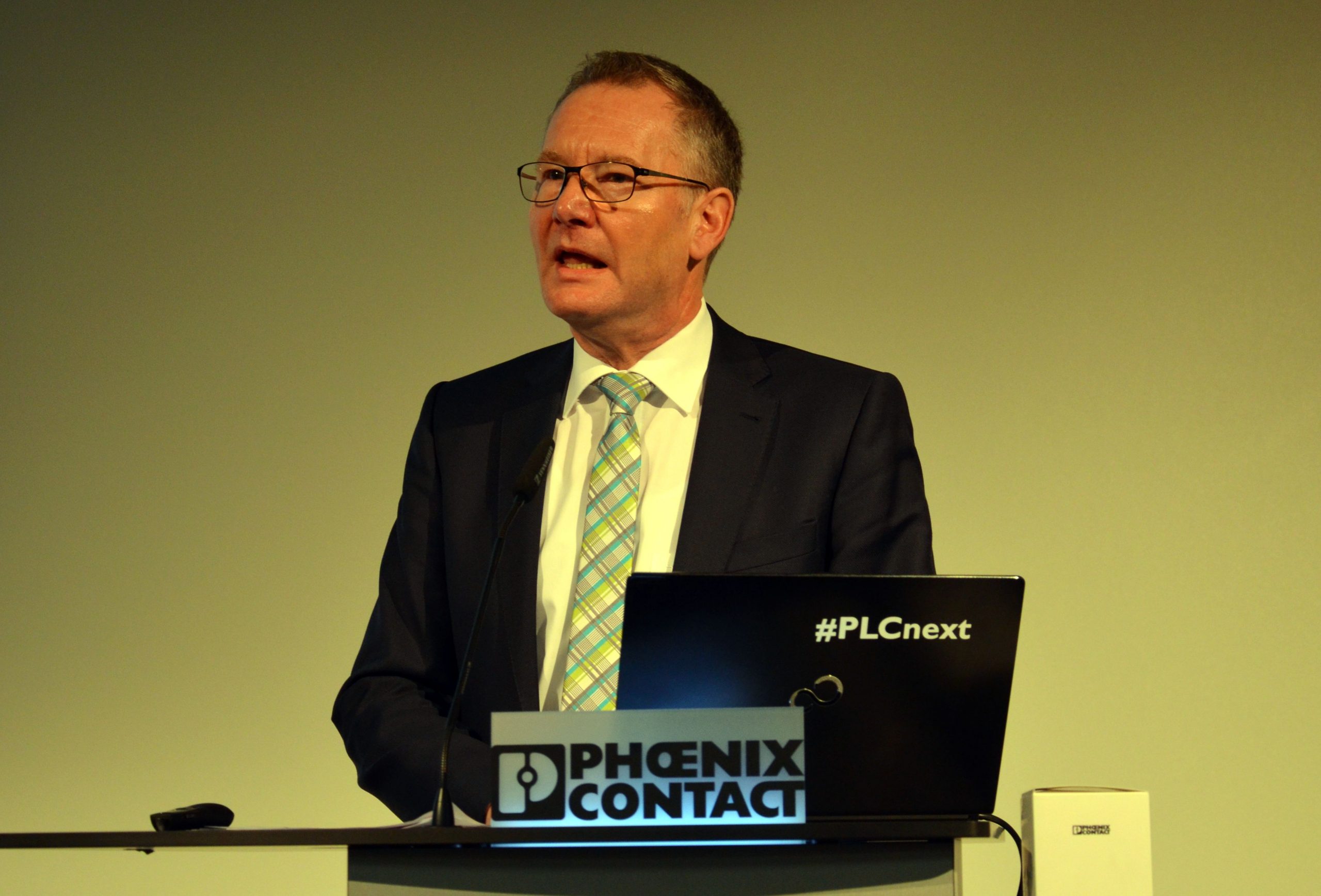 Phoenix Contact knackt 2Mrd.€-Marke