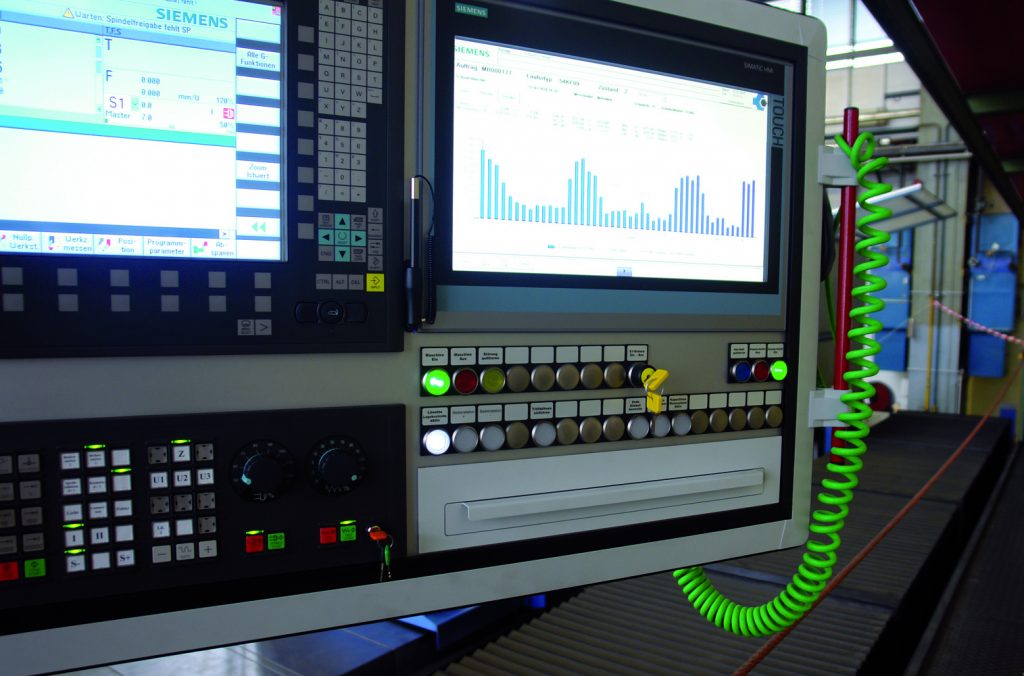 Umstieg auf Flexibilität 2 Detlef Müller, Konstruktionsleiter Automatisierung und Elektrotechnik sowie Prokurist bei Belfor DeHaDe sieht viele Vorteile in der Netzintegration der Befehls- und Meldegeräte.“