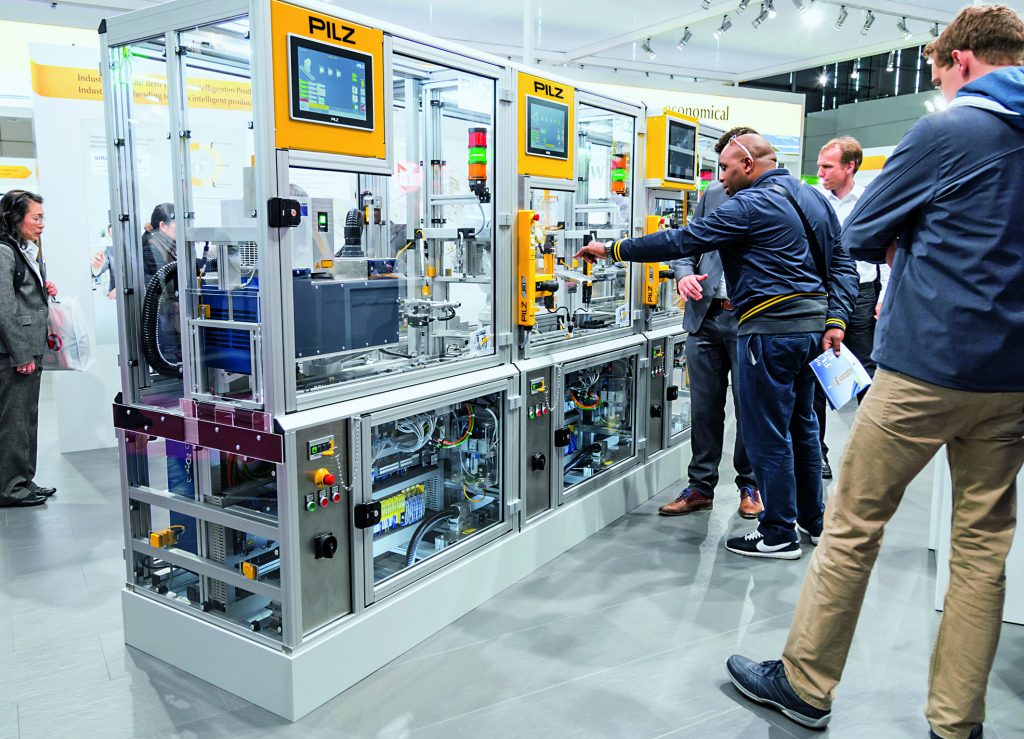 Fokus auf sicherer Robotik und intelligenter Fabrik 1 Auf der SPS IPC Drives 2016 zeigt Pilz Automatisierungslösungen für die Smart Factory. Die modular aufgebaute Produktionsstraße veranschaulicht die Kommunikation verteilter Automatisierungssysteme im Zusammenspiel mit Aktorik und Sensorik.