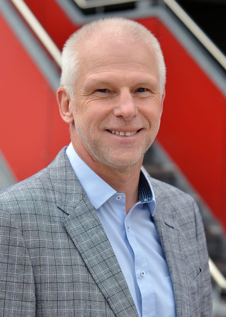 ZVEI-Fachabteilung Schaltnetzteile gegründet 1 Hermann Püthe, Vorsitzender der neuen ZVEI-Fachabteilung