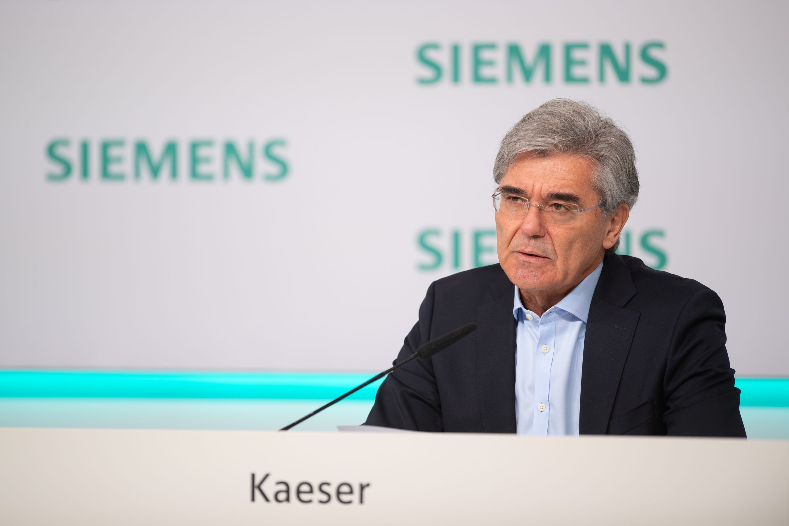 Siemens mit leichten Umsatzeinbußen 2 Siemens mit
leichten Umsatzeinbußen