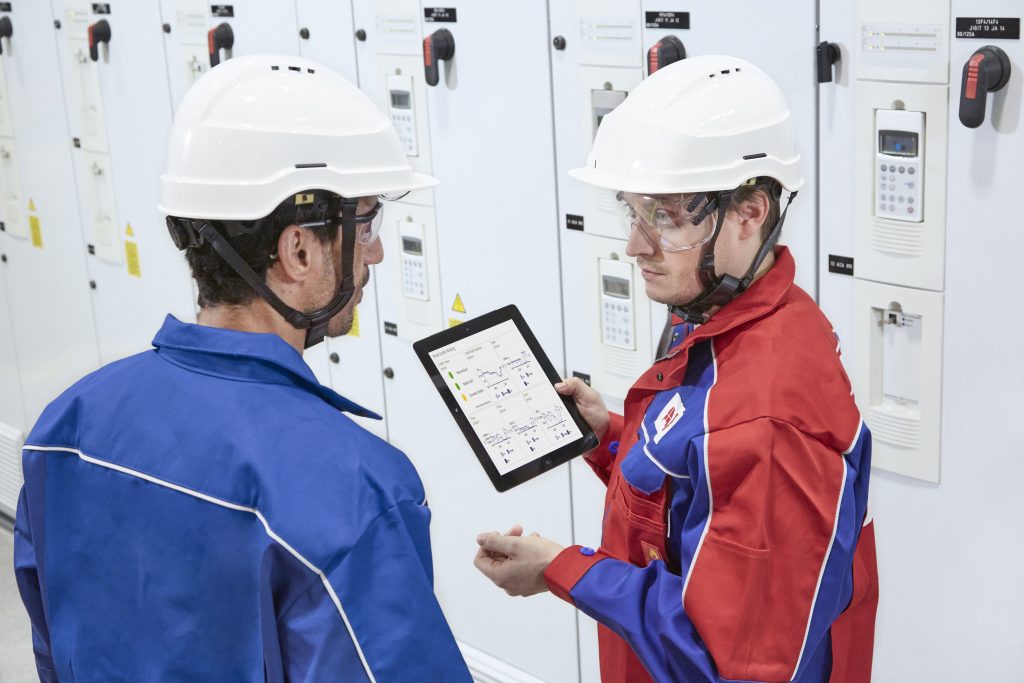 Gut gerüstet ins digitale Zeitalter 1 Der neue Remote Condition Monitoring Service für ABB-Frequenzumrichter erleichtert die Instandhaltungssplanung und verbessert das Risikomanagement.