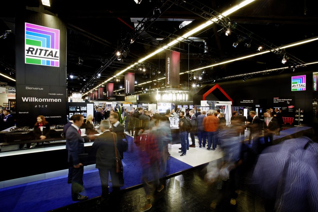 Konkrete Fragen - konkrete Antworten 1 Stark dialogorientiert und praxisnah – so präsentiert sich Rittal auf der SPS IPC Drives 2017 auf über 1.100 qm in Nürnberg.