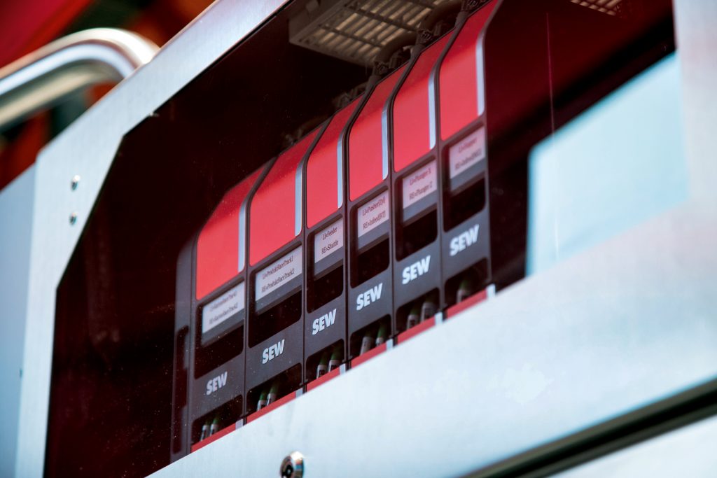 Intelligent gesteuert,
flink verpackt 1 SEW4954_Frequenzumrichter: Der Frequenzumrichter Movidrive treibt modular zehn Doppelachsen an – die Maschine benötigt keinen separaten Schaltschrank.