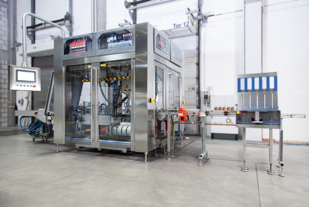 Intelligent gesteuert,
flink verpackt 3 SEW5681_Verpackungsmaschine: In der neuen Verpackungsmaschine kommen insgesamt zehn Doppelachsen des Automatisierungsbaukastens Movi-C in der Maschine zum Einsatz.