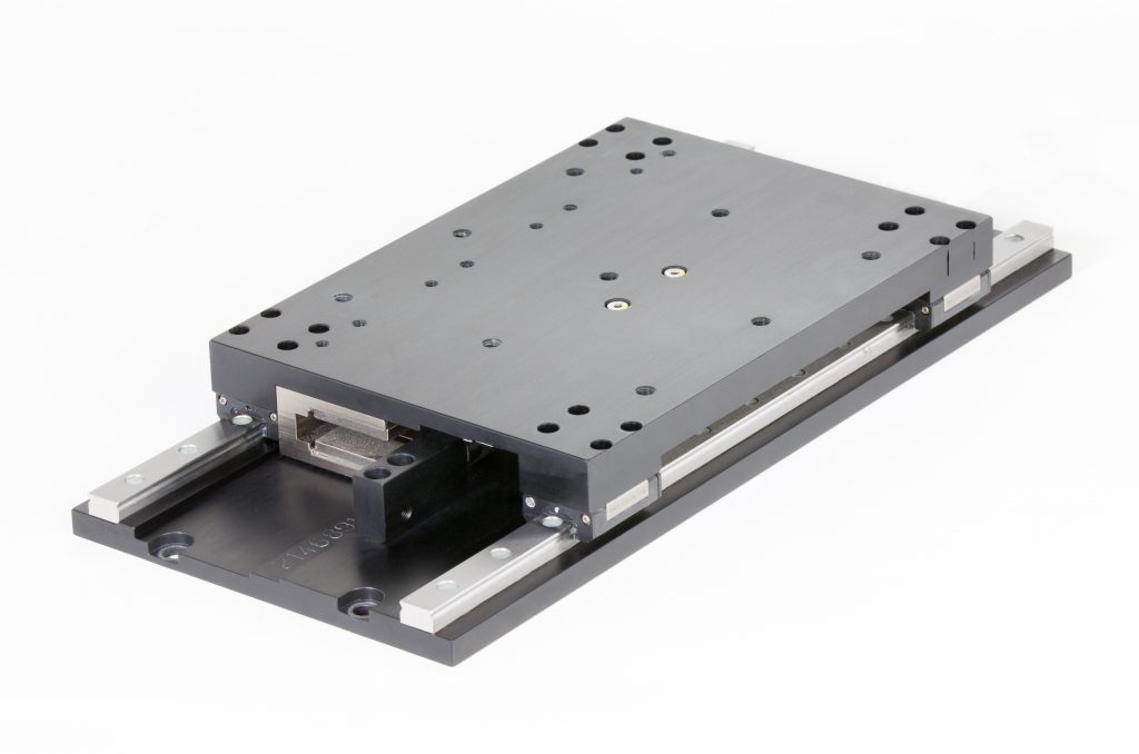 Anwendungsspezifische Linearachse 1 Yaskawa hat eine anwendungsspezifische Komplett-Linearachse auf der Basis des Linear Sliders SGT entwickelt.