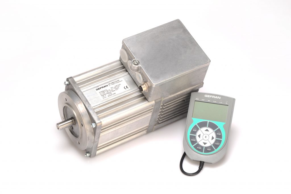 Öffnet Tür und Tor 2 Der kompakte KFM05a vereint Asynchronmotor, Umrichter, Netzfilter sowie Bedieneinheit, Kommunikation, analoge und digitale Schnittstellen und Encoder.