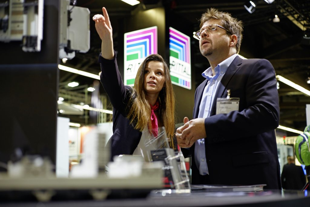 Konkrete Fragen - konkrete Antworten 2 onkrete Fragen – konkrete Antworten: Um Fachbesuchern einen effizienten Messebesuch zu ermöglichen, stellt sich Rittal unter dem Motto 'Let’s talk about' bereits vor Messebeginn über ein Online-Portal gezielt Fragen.