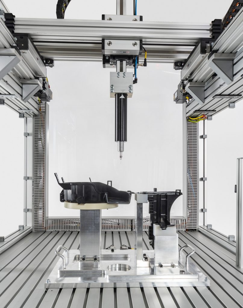Vollautomatische Filterfertigung 1 Das Dreiachs-CNC-System erkennt eigenständig verschiedene Bauteilformen und reagiert flexibel auf unterschiedliche Kurvenprofile.