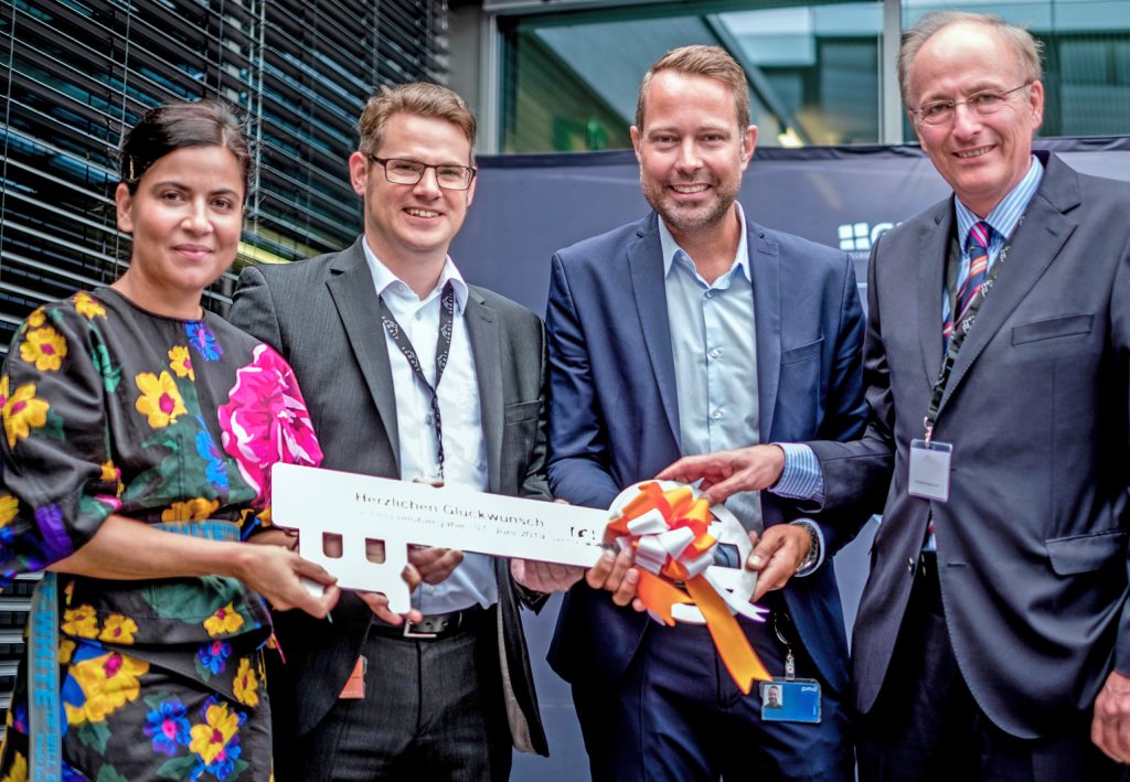 IFM schließt Bauprojekt ab 1 SUMMIT Schluesseluebergabe highres1