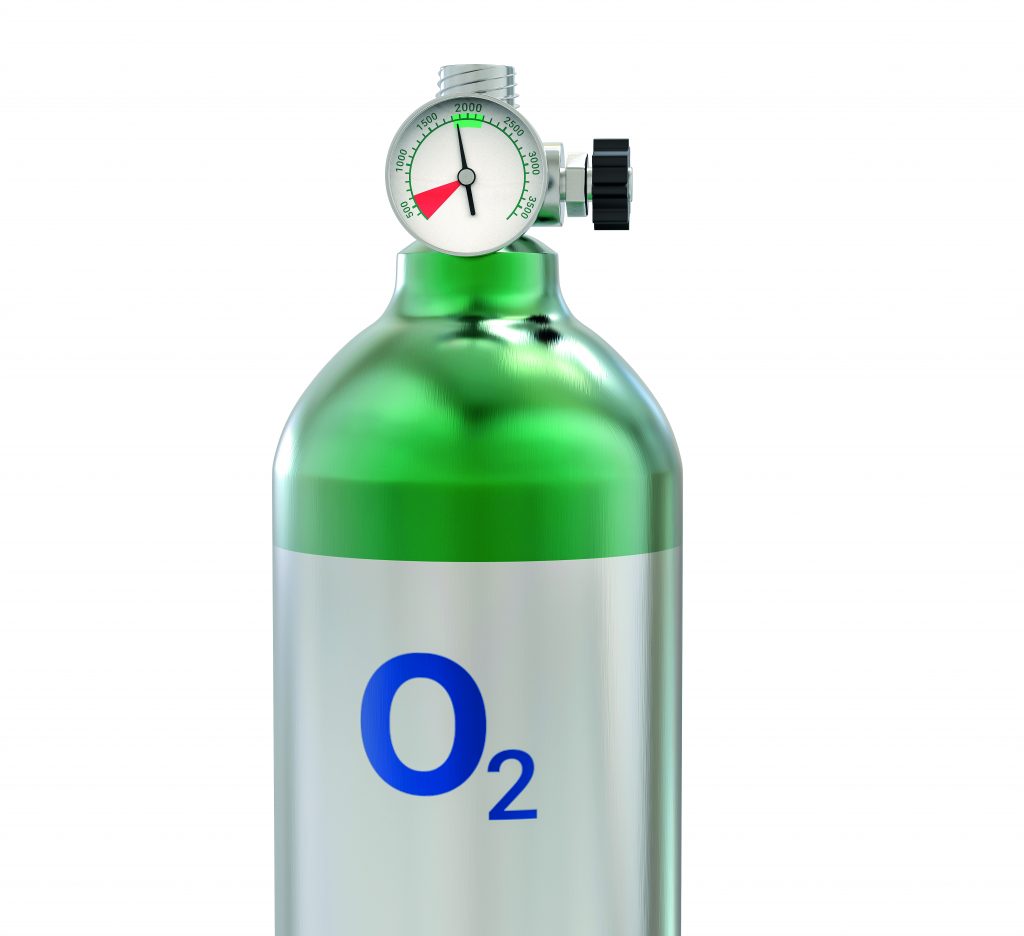 Digitales Sauerstoffventil 1 Sauerstoffflasche mit dem bisherigen analogem Zeigermanometer (l.) und dem neuen Gasflaschensystem mit digitaler Anzeige (r.). Der im Ventil eingebaute analoge Sensor misst den Druck des gasförmigen Sauerstoffs in der Flasche und gibt diesen über eine Steckverbindung an die Elektronik hinter dem Display weiter.