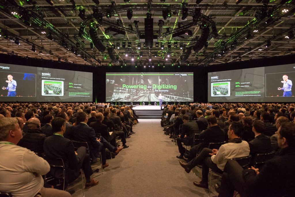 "Die Kraft der Digitalisierung nutzen" 1 Schneider Electric à l'Innovation Summit, Porte de Versaille à Paris les 5 et 6 avril 2018.