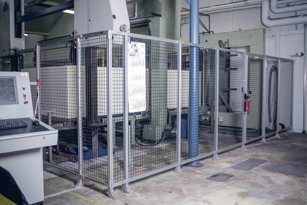 Maschinensicherheit problemlos implementiert 2 Der flexible Aluminium-Schutzzaun von SSP umhaust die Anlage.