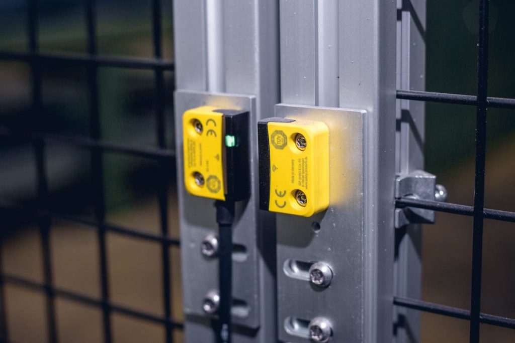 Maschinensicherheit problemlos implementiert 1 Der RFID-Sicherheitssensor Safix 3 sichert diverse Türen und
Öffnungen ab.