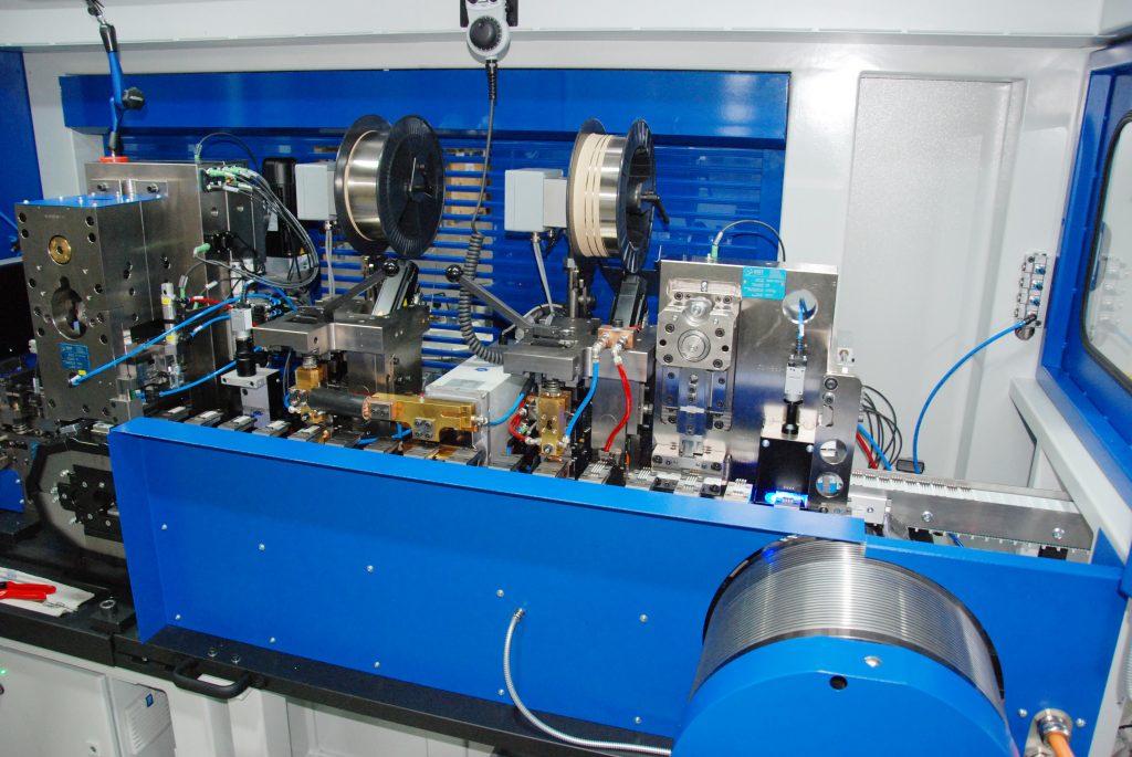 Kunstgriff in Linie 2 Über das mit insgesamt 44 Aufnahmen bestückte Lineartransfersystem wandert das Bauteil von einem Bearbeitungsmodul zum nächsten.