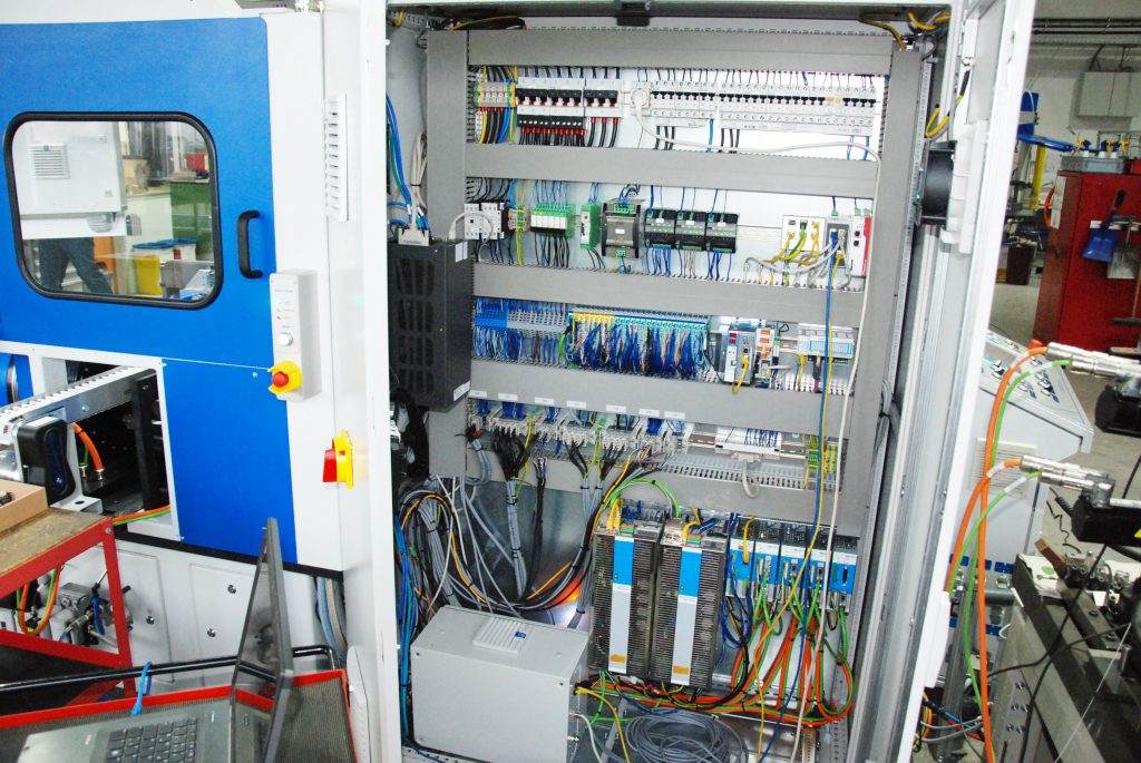 Kunstgriff in Linie 3 Blick in den Schaltschrank: Ob Steuerungs- und I/O-System