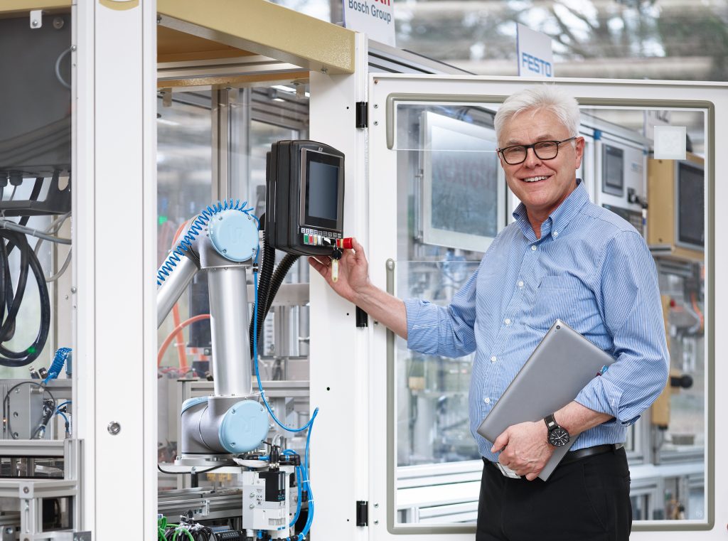 Modulare Maschinenverbünde in Echtzeit bewerten 3 Ein mögliches Konzept für die automatische Konformitätsbewertung teilt den Prozess in fünf Phasen.