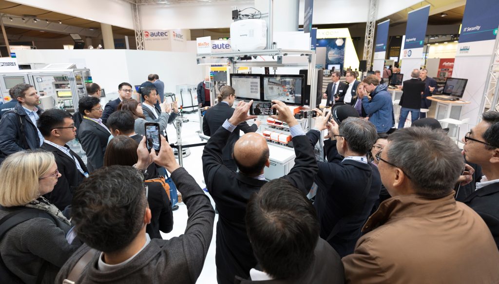 Modulare Maschinenverbünde in Echtzeit bewerten 4 SmartFactory Apr2017 HannoverMesse HAP