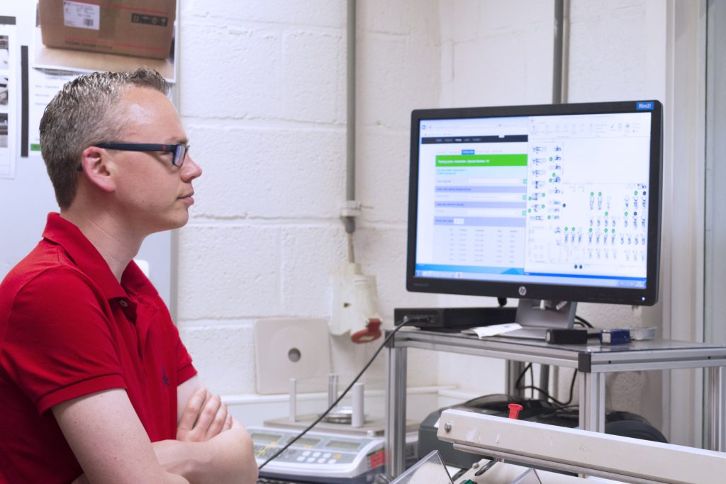 Produktion optimiert 2 Die Verantwortlichen können den Status aller Maschinen zu
jeder Zeit und auf jedem beliebigen Bildschirm kontrollieren.