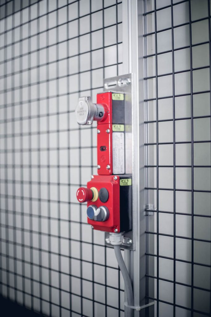 Maschinensicherheit problemlos implementiert 4 An dieser Teachbox lässt sich der Sicherheitsschlüssel wieder stecken