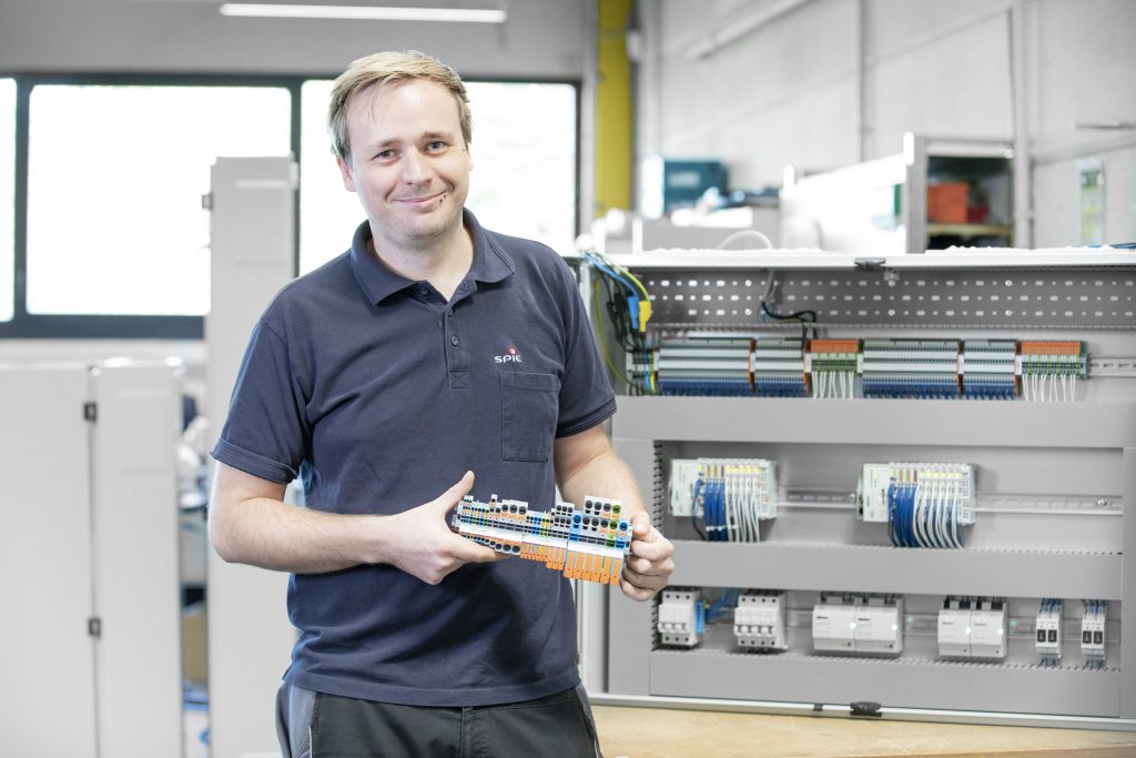 Hebel umlegen und fertig 2 Bei Spie Buchmann lassen sich Verdrahtungsprojekte durch die neuen Wago-Reihenklemmen schnell und effizient umsetzen,
so z.B. die Schaltschränke für einen Automobilzulieferer.