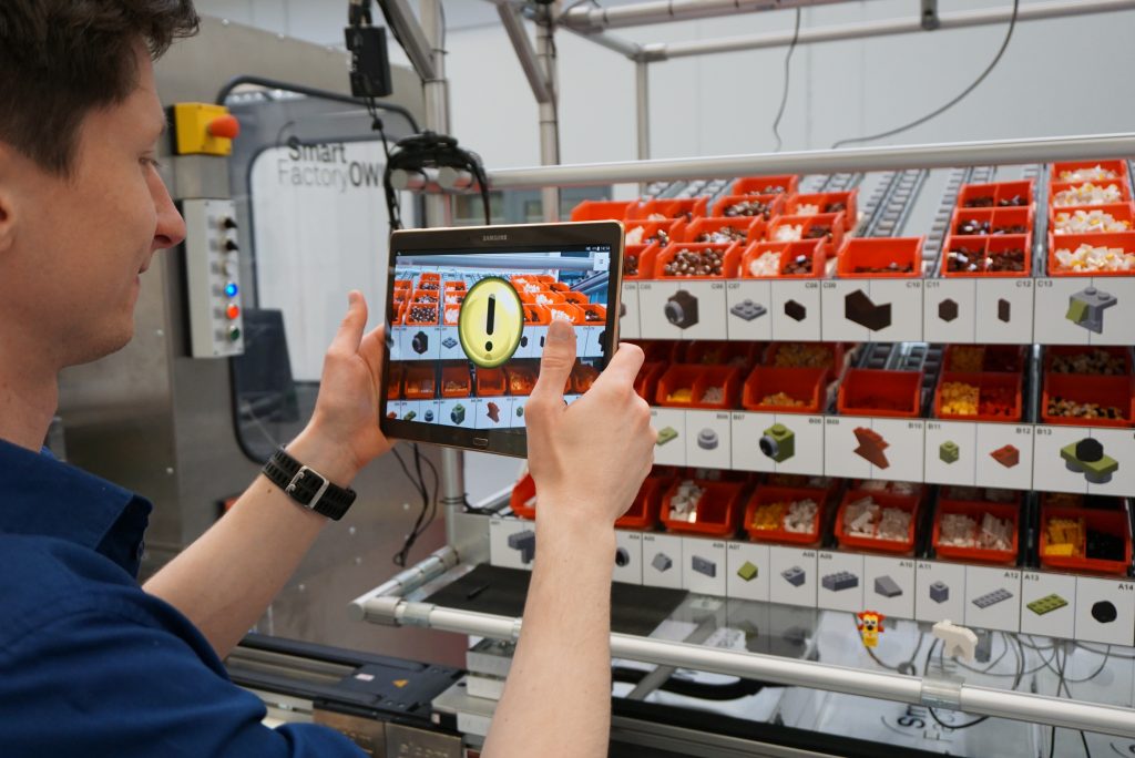 Produktion auf drei Messeständen 3 Lemgoer Wissenschaftler erzeugen virtuelle Post-Its am Montagesystem und können dort zusätzliche Daten und Kommentare hinterlegen.